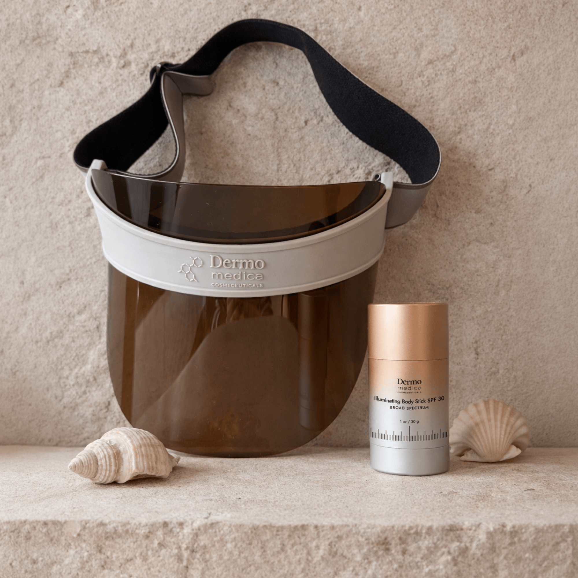 Zestaw: daszek fotoprotekcyjny UV Cap Brown + Illuminating Body Stick SPF 30